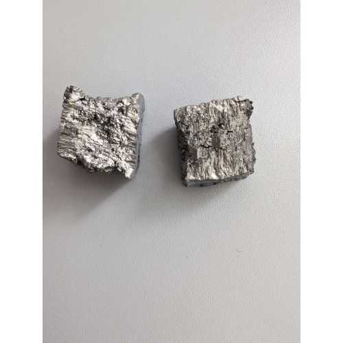 Gadolinium kovový prvek 64 Gd kusů 99,95 % Vzácné kovy Shluky